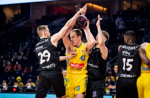 并通过法律 并通过法律