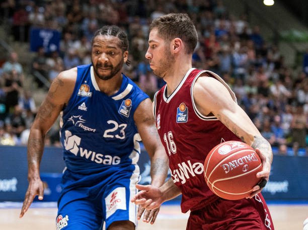 在对抗中 在对抗中